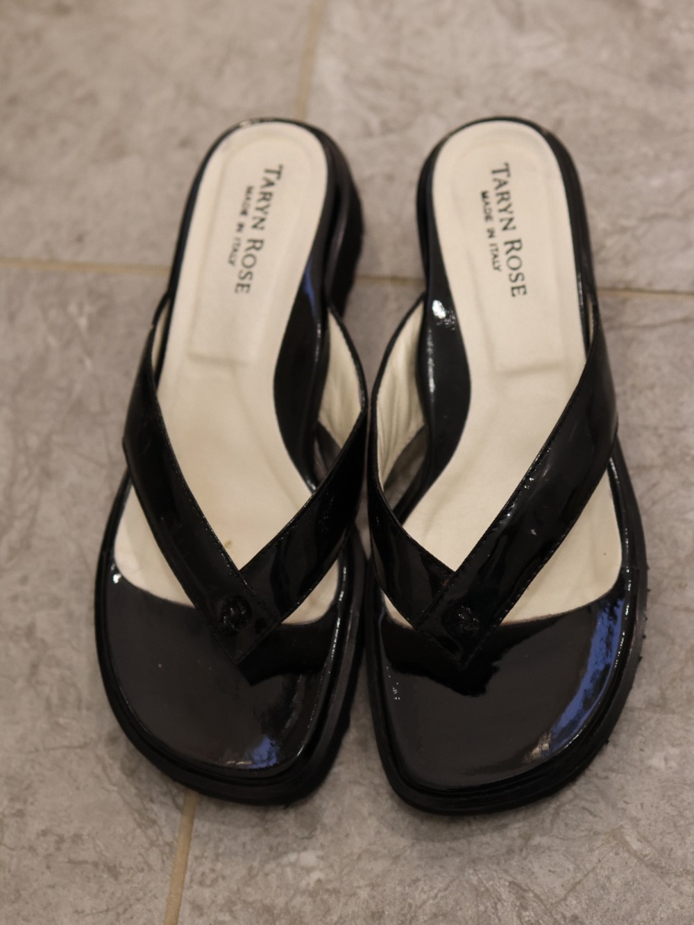 Taryn Rose Tyra black patent leather thongs sandals size 36/US 6B